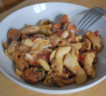 Makaronowo-parówkowa potrawka