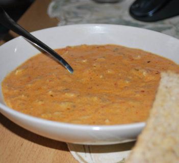 Kociołek serowo-pomidorowy z mięsem mielonym