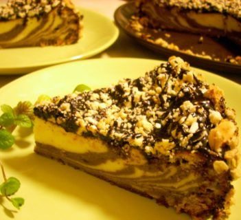 Serniczek w paski, z polewą, granolą i michałkami