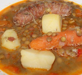 Zupa z soczewicy z jamon serrano.