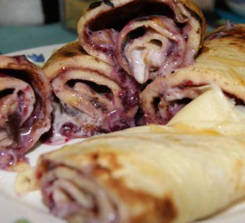 Naleśniki z dżemem i sosem serowym