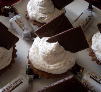 Babeczki z kremem marcepanowym i wafelkami