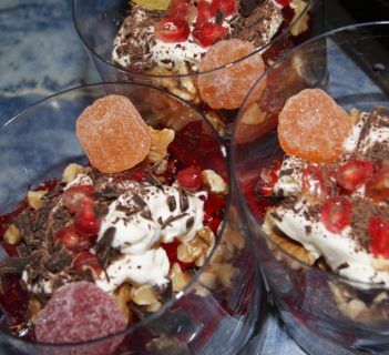 Deser z granata i galaretki.