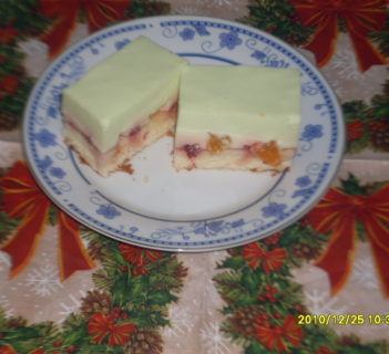 Mleczna pianka na biszkopcie