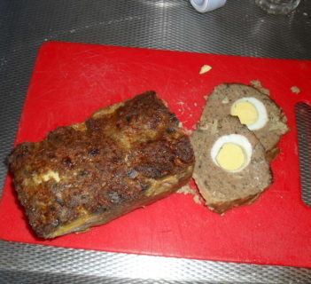 Mielona pieczeń z jajem