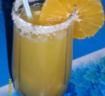 Napój pomarańczowy z dodatkiem kiwi