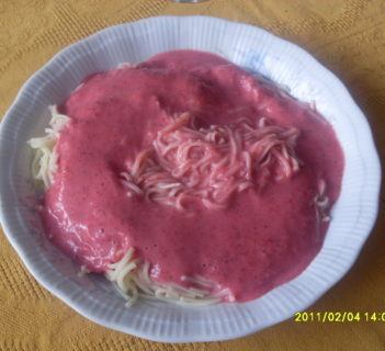 Makaron z sosem truskawkowym