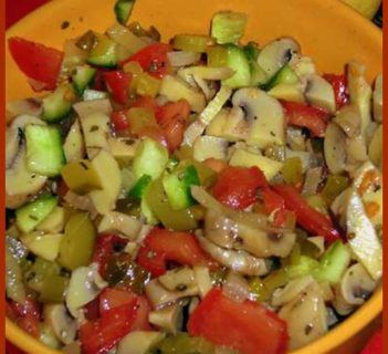 KOLOROWA SAŁATKA Z PIECZARKAMI