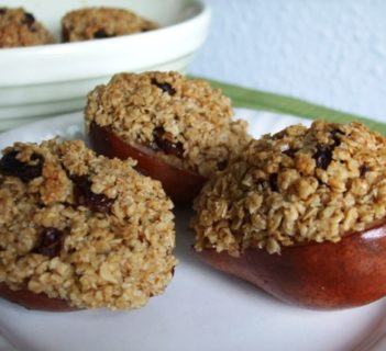 Pieczone gruszki z płatkami owsianymi