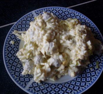 Sałatka z kulkami mięsnymi