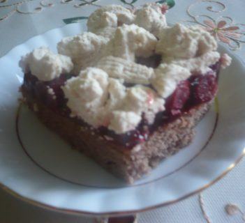 Biszkopt z wiśniami i korzenną nutą