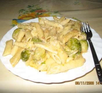 MAKARON Z ZAPIEKANYM SEREM I Z BRUKSELKĄ