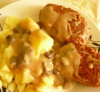 Frykadelki w sosie grzybowym