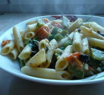 MAKARON Z OLIWKAMI, PAPRYKĄ I POMIDORAMI