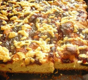 Drożdżowe ze śliwkami