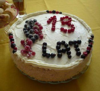 Waniliowy tort urodzinowy