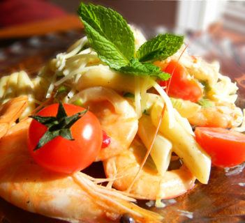 Pasta z krewetkami i pomidorkami koktajlowymi