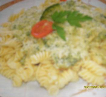 Makaron z serem i brokułami