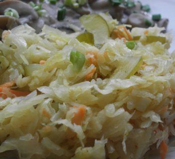 Surówka z kiszonej kapusty i ogórków