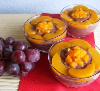 Deser budyniowy z musli i brzoskwinią