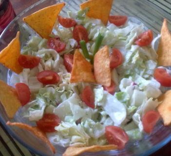 Sałata z kozim serem i chipsami tacos