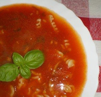 Zupa pomidorowa z czosnkiem i bazylią