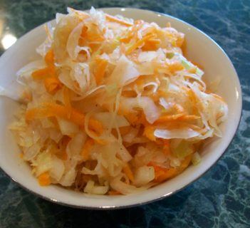 Surówka z kiszonej kapusty