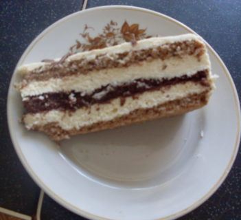 TORT ORZECHOWO- KAKAOWY Z MASĄ MIGDAŁOWĄ