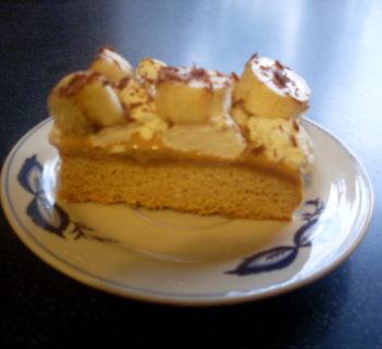 Miodownik z bitą śmietaną i bananami