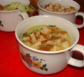 Gorący kubek z ogórkiem