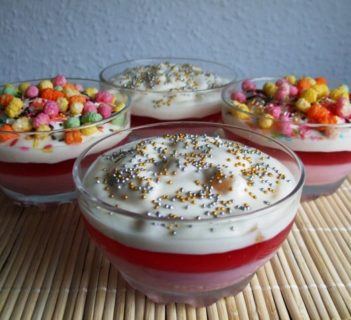 Deser z galaretką, maślanką i jogurtem