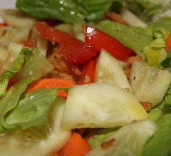 Sałatka z chrupiącą cebulką