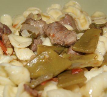 Gulasz z miesa wieprzowego z zielona fasolka