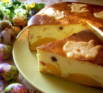 Sernik z brzoskwiniami i żurawiną