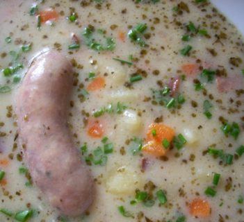 Żurek zabielany z białą kiełbasą