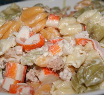 Sałatka makaronowa z paluszkami krabowymi