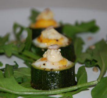 Sadzone jajeczka z cukinią i sosem musztardowym