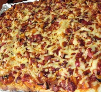 Pizza domowa z kiełbaską