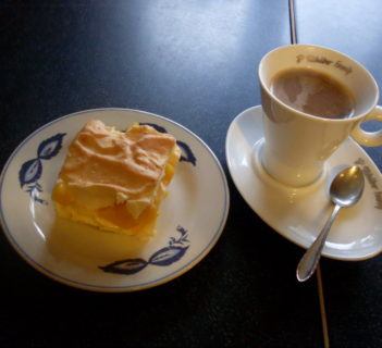 Budyniowiec z brzoskwiniami i pianką