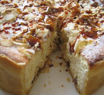 Sernik z płatkami migdałowymi i karmelem