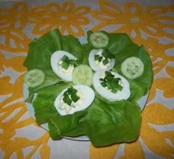 Wielkanocne jajka z serkiem wiejskim i śmietaną