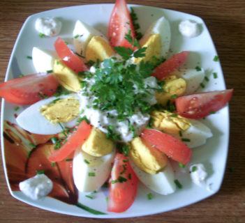 Jajeczny kwiatek z sosem chrzanowym