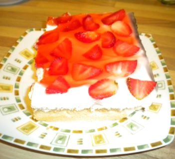 Biszkopt z delikatną masą, owocami i galaretką