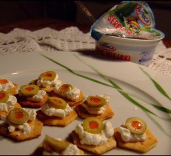 Przekąska serowa z zielonymi oliwkami