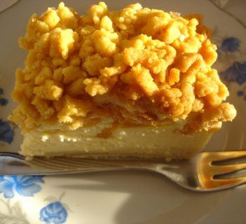 Sernik z brzoskwiniami.