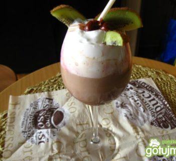 Czekolada na gorąco z lodami i wiśniami w cukrze.