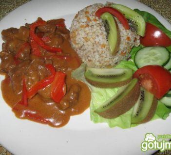 Gulasz na ostro z biodrówki z papryką