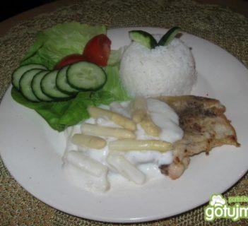 Pierś kurczaka w sosie szparagowym.