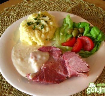 Peklowana karkówka w sosie chrzanowym.