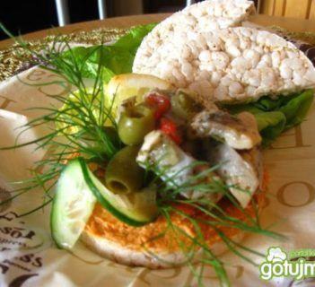 Wafelek ryżowy z pastą rybną i śledziem.